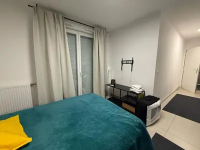 Un ou plusieurs lits dans un hébergement de l'établissement Studio lumineux avec balcon privé