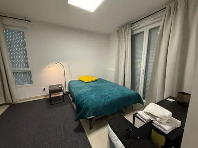 Un ou plusieurs lits dans un hébergement de l'établissement Studio lumineux avec balcon privé