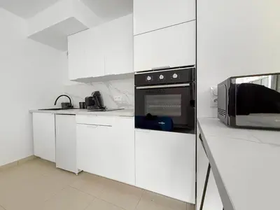 Cuisine ou kitchenette dans l'établissement Studio moderne avec terrasse privée et parking