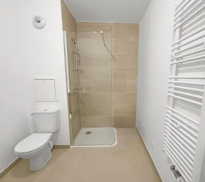 Salle de bains dans l'établissement Studio moderne avec terrasse privée et parking