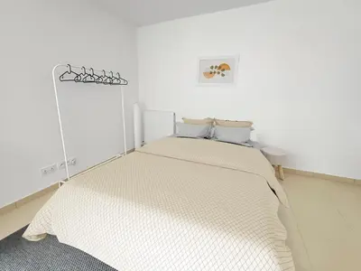 Un ou plusieurs lits dans un hébergement de l'établissement Studio moderne avec terrasse privée et parking