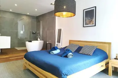 Un ou plusieurs lits dans un hébergement de l'établissement Elegant Apartment in the Heart of Chantilly Just Steps from the Château
