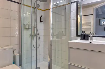 Salle de bains dans l'établissement Bienvenue au Solenne votre pied-à-terre de charme au cœur de Rouen