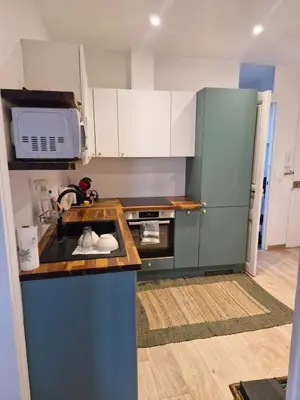 Cuisine ou kitchenette dans l'établissement Apartment - 1min to train station - 13min to Paris
