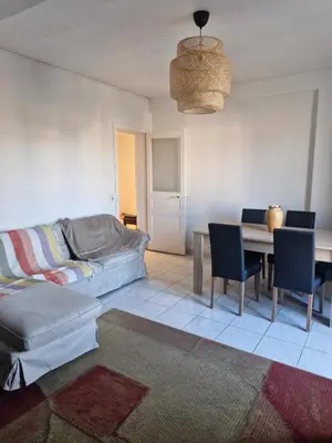 Coin salon dans l'établissement Apartment - 1min to train station - 13min to Paris