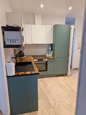 Cuisine ou kitchenette dans l'établissement Apartment - 1min to train station - 13min to Paris