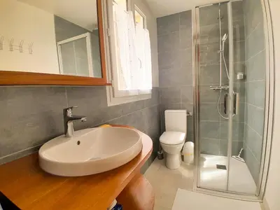 Salle de bains dans l'établissement Duplex de Charme avec Bureau - Face Gare RER A