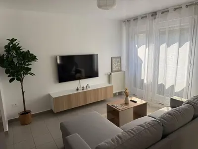 Télévision ou salle de divertissement dans l'établissement Cosy apartment near Paris