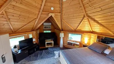 Télévision ou salle de divertissement dans l'établissement La Longère Des Nuits De Varenne