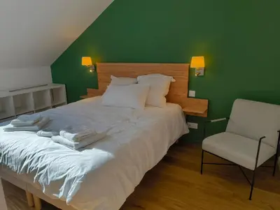 Un ou plusieurs lits dans un hébergement de l'établissement LES PATICHERES - La Grange avec accès à la piscine