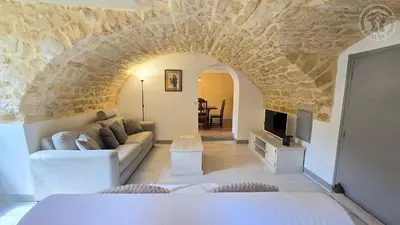Télévision ou salle de divertissement dans l'établissement Maison authentique du Vexin