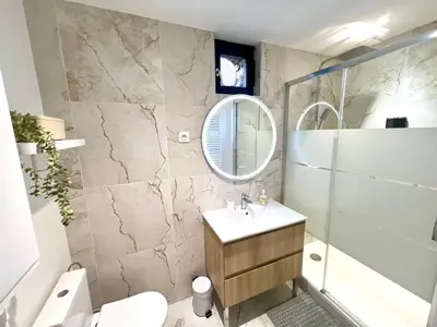 Salle de bains dans l'établissement Appartement le Pop Art, à deux pas du Port