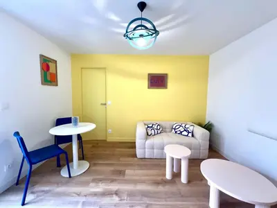 Coin salon dans l'établissement Appartement le Pop Art, à deux pas du Port