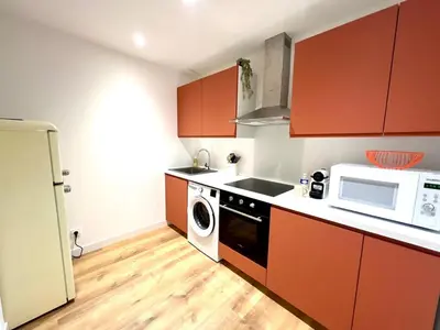 Cuisine ou kitchenette dans l'établissement Appartement le Pop Art, à deux pas du Port