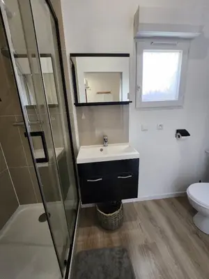 Salle de bains dans l'établissement Charmant studio équipé à Elbeuf