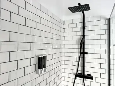 Salle de bains dans l'établissement L'Annexe, à deux pas du port