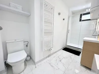 Salle de bains dans l'établissement Le Hausmanien, à deux pas du port