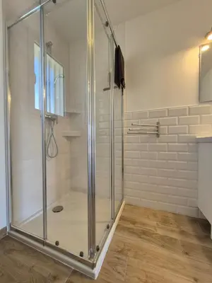 Salle de bains dans l'établissement Jolie maison , jardin privé , classée 3 étoiles