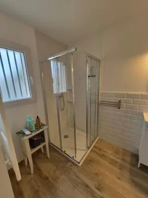 Salle de bains dans l'établissement Jolie maison , jardin privé , classée 3 étoiles