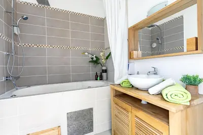Salle de bains dans l'établissement Le Faubourg Saint Martin Loft and Spa 1