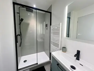 Salle de bains dans l'établissement Appartement le Vintage, à deux pas du Port