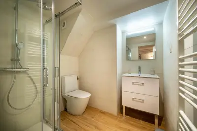Salle de bains dans l'établissement LE COLISÉE - Self Checkin Automatique - Netflix - 15 min de Giverny
