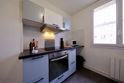 Cuisine ou kitchenette dans l'établissement Proche Rouen - Charmant 2 Pièces