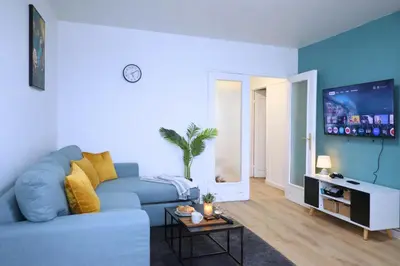 Télévision ou salle de divertissement dans l'établissement La Pause Franche - Familles et pros, parking, 2 sdb, 9 pers