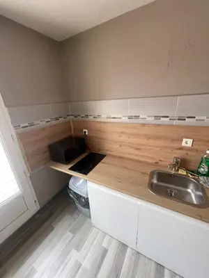 Cuisine ou kitchenette dans l'établissement Studio spacieux