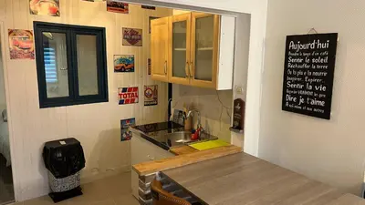 Cuisine ou kitchenette dans l'établissement Joli F1 plein centre de la ville royale d EU
