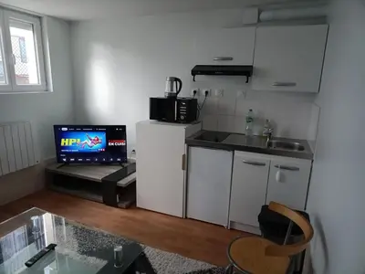 Cuisine ou kitchenette dans l'établissement Apparemment 2 pièces privé pour vous