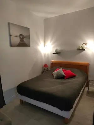 Un ou plusieurs lits dans un hébergement de l'établissement Joli studio entre port et plage