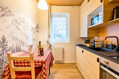 Cuisine ou kitchenette dans l'établissement L'appart Chalet - Sauna - HyperCentre - Ambiance montagne