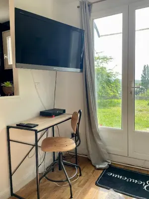 Télévision ou salle de divertissement dans l'établissement Studio indépendant à la campagne