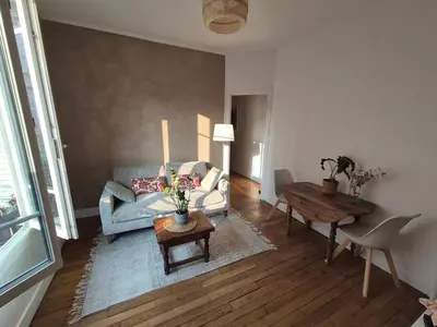 Coin salon dans l'établissement Charmant T2 avec cachet - Au cœur de Poissy & à 20 min de Paris !