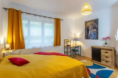 Un ou plusieurs lits dans un hébergement de l'établissement Appart Ciné Spa Amiens Cathédrale Parking Beffroi