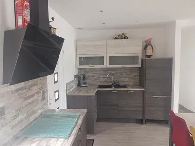 Cuisine ou kitchenette dans l'établissement Maison complètement rénovée 3 chambres