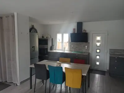 Cuisine ou kitchenette dans l'établissement Maison complètement rénovée 3 chambres