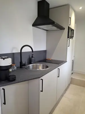 Cuisine ou kitchenette dans l'établissement Maison de ville proche A13 et Rouen