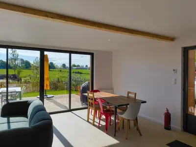 Coin salon dans l'établissement LES PATICHERES - L'Atelier avec accès à la piscine