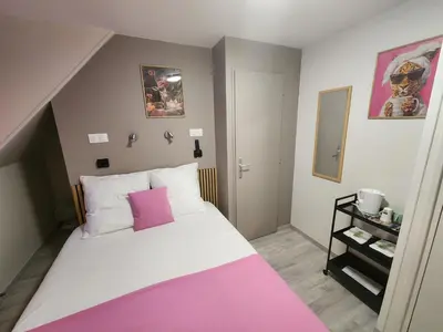Un ou plusieurs lits dans un hébergement de l'établissement chambre mauve