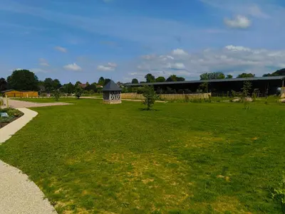 Jardin de l'établissement LES PATICHERES - L'Etable avec accès piscine