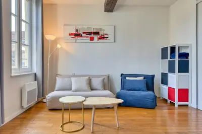 Coin salon dans l'établissement Petit Castel - charmant T2 de 39m au cœur de Rouen Rue du Gros-Horloge !