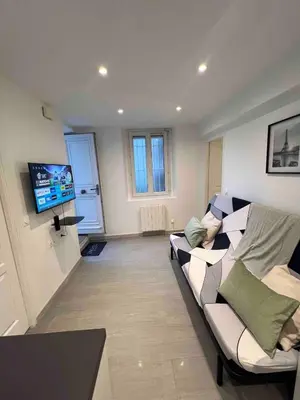 Télévision ou salle de divertissement dans l'établissement F2 Independent new city center Epône