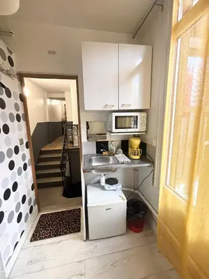 Cuisine ou kitchenette dans l'établissement La ContrEscarpe - Studios de DEPANNAGE - Secteur GARE CENTRE