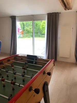 Billard dans l'établissement Grands Jardins Cottage Charming countryside