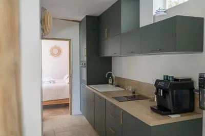 Cuisine ou kitchenette dans l'établissement Le Cocon - Domaine du Colombier