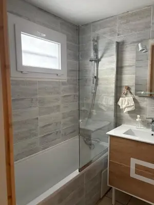 Salle de bains dans l'établissement Appartements des Compagnons
