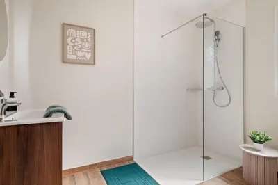 Salle de bains dans l'établissement Maison neuve haut de gamme - 4 chambres, terrasse, jardin, parking