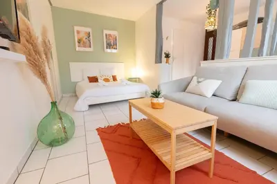 Coin salon dans l'établissement Le Panama - 5 min du centre, 500m2 de jardin